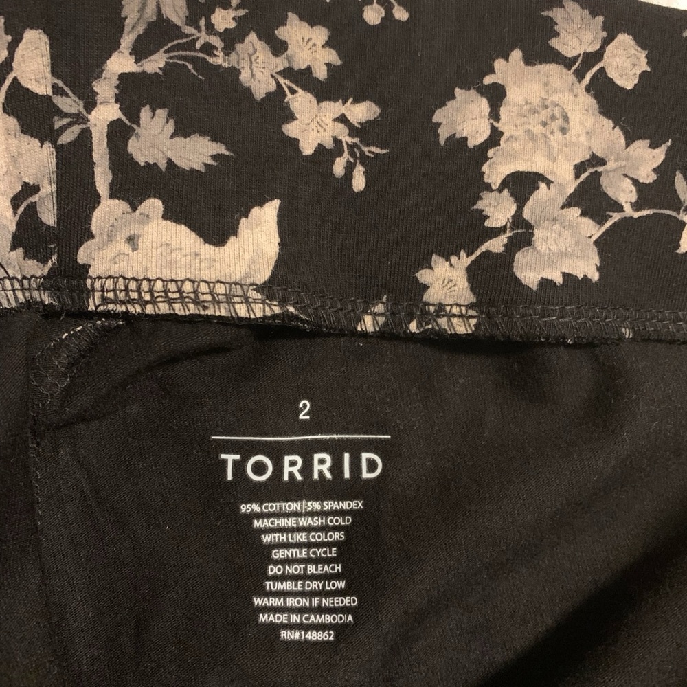 NEW Torrid 2 Pedal Pusher Signature Waist Pocket Legging, Black Floral - Picture 7 of 15